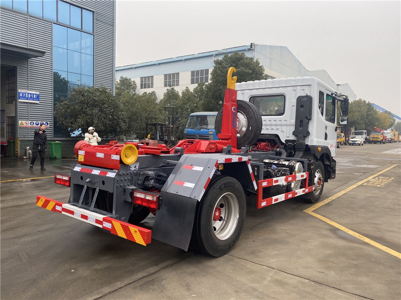 东风D9多利卡自卸式钩臂垃圾车