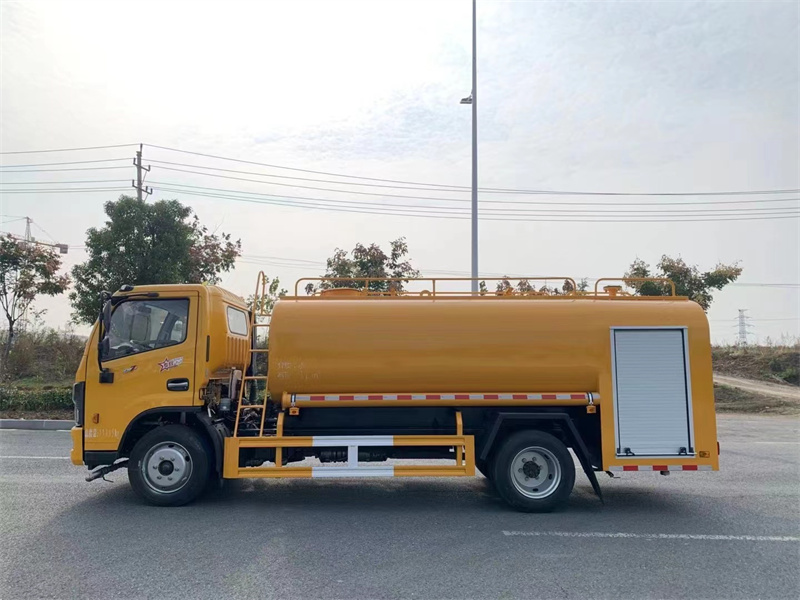 东风多利卡D7消防洒水车